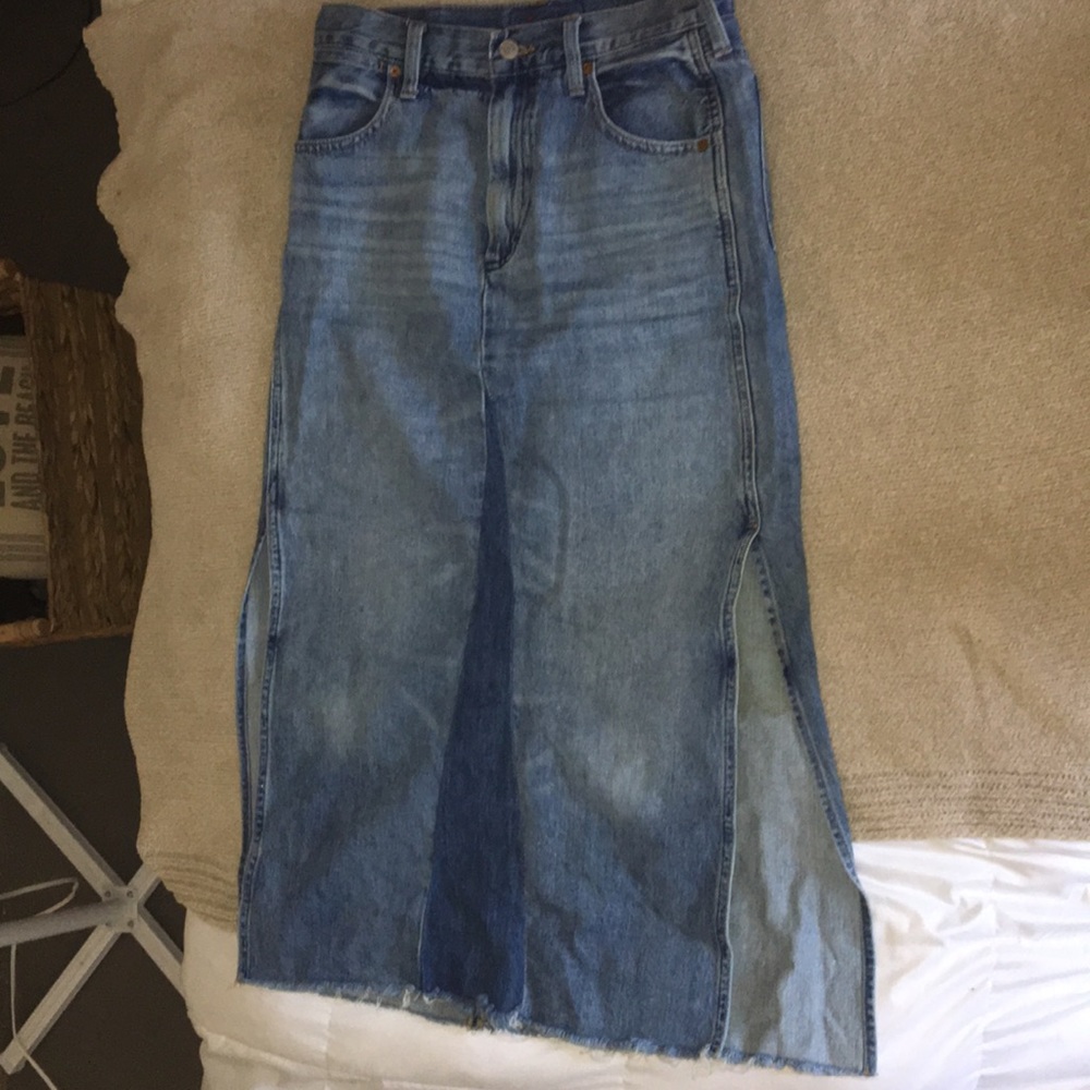 Hugging denim skirt